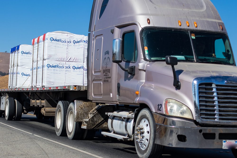 One Hurt After Tractor-Trailer and Van Crash on I-95
